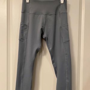 High rise cropped leggings size medium.